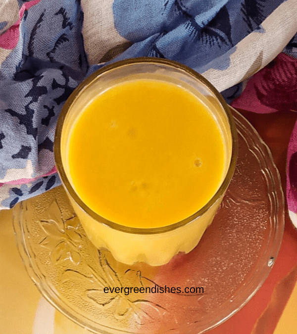 Mango smoothie with varied toppings