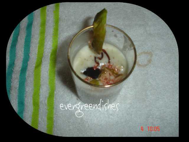 fig milkshake with chocolate sauce