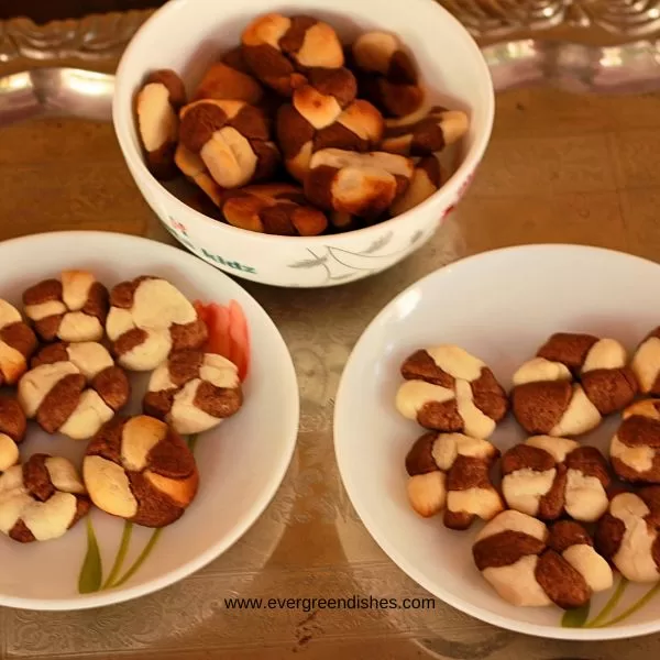 Chocolate and Vanilla Floral Cookies | Video included