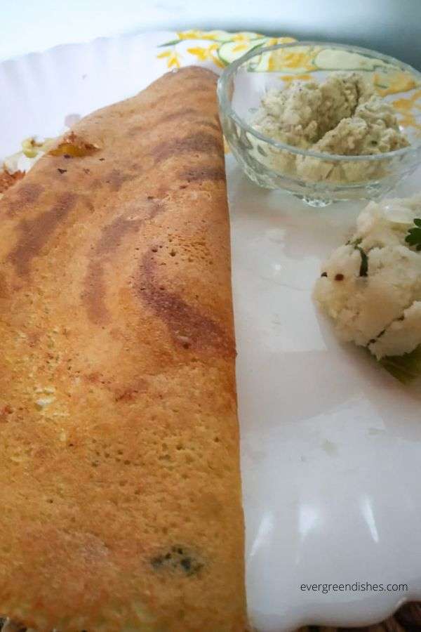 pesarattu served with upma and chutney